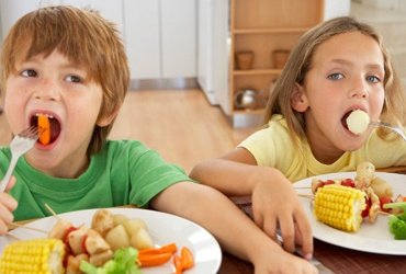 Nenes pequeños comiendo saludablemente