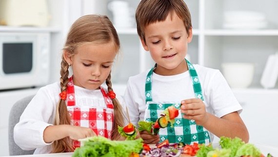 Nenes pequeños cocinando juntos