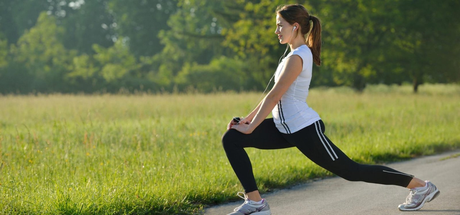 Mujer en ropa deportiva finalizando actividad física al aire libre