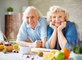 Mujer y hombre mayores cocinando juntos